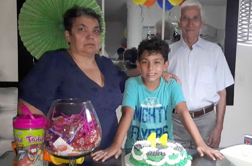El cumpleañero y sus abuelitos Nelly Collazos y Juan Cabrera.